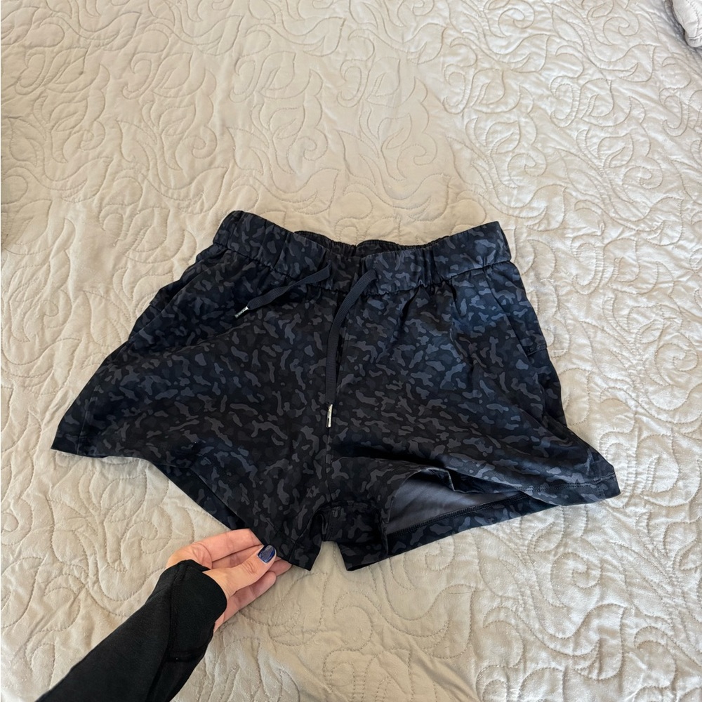 CRZ YOGA Black Patterned Athletic Shorts